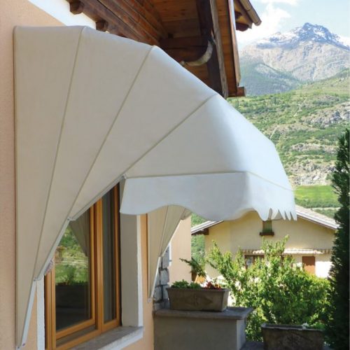 Finestra con tenda da sole in poliestere a cappottina