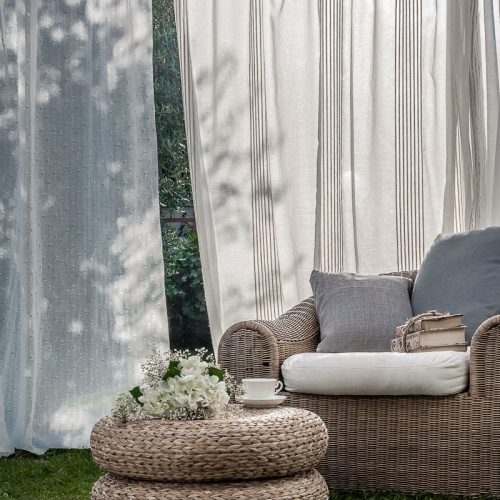 Un gazebo con tende da interni sui lati