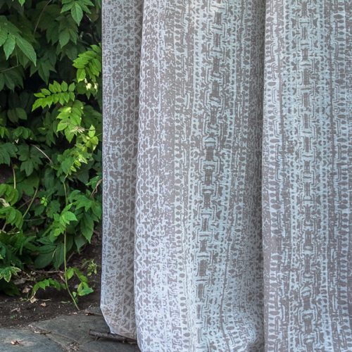 Primo piano tenda per interni con decorazioni marroni