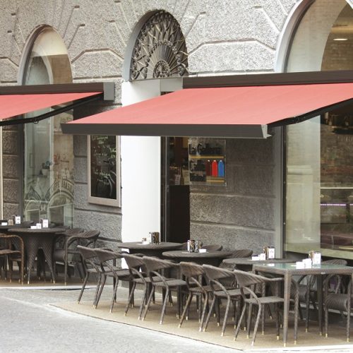 Entrata di un ristorante con tende da sole cassonate