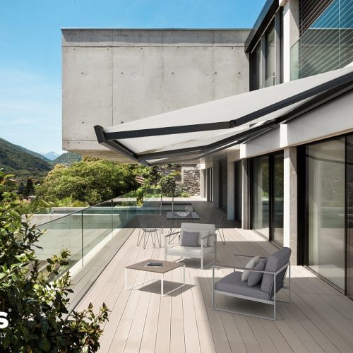 Terrazza di una casa con tende da sole in acrilico